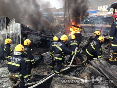 西宁市一保温材料厂发生火灾